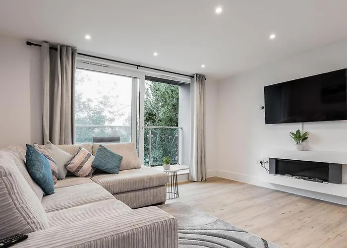 Stylish Town Centre Apartment, W Parking, Nr Beach