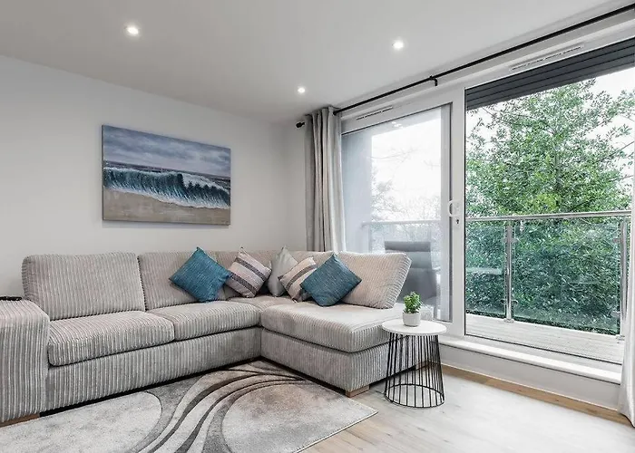 Stylish Town Centre Apartment, W Parking, Nr Beach