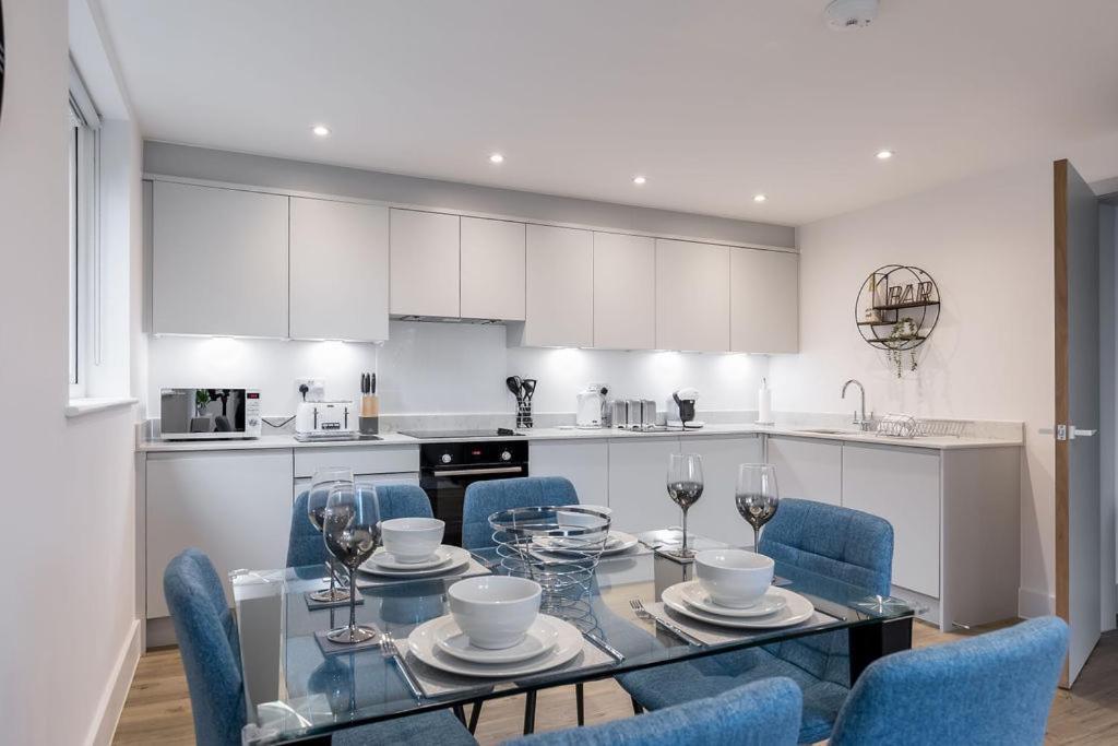Stylish Town Centre Apartment, W Parking, Nr Apartment