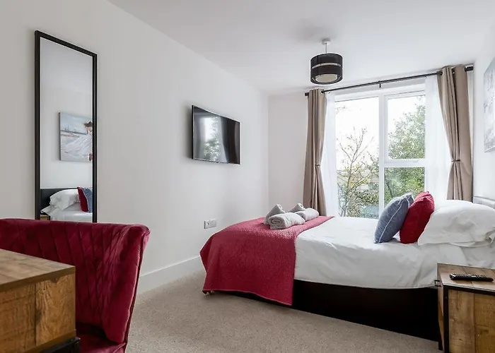 Stylish Town Centre Apartment, W Parking, Nr Beach