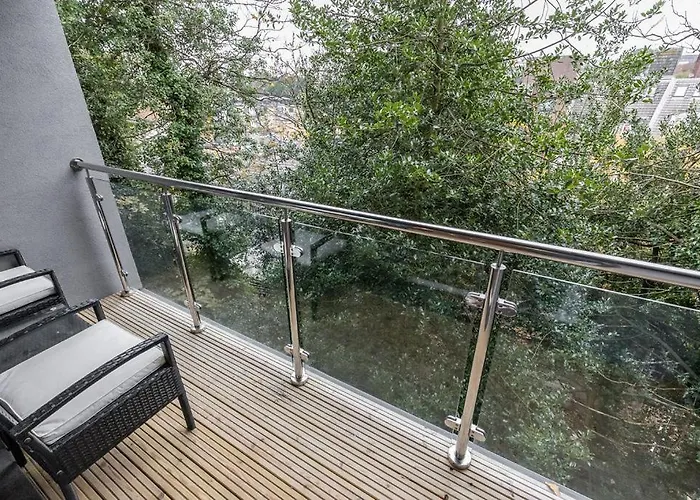 Stylish Town Centre Apartment, W Parking, Nr Beach