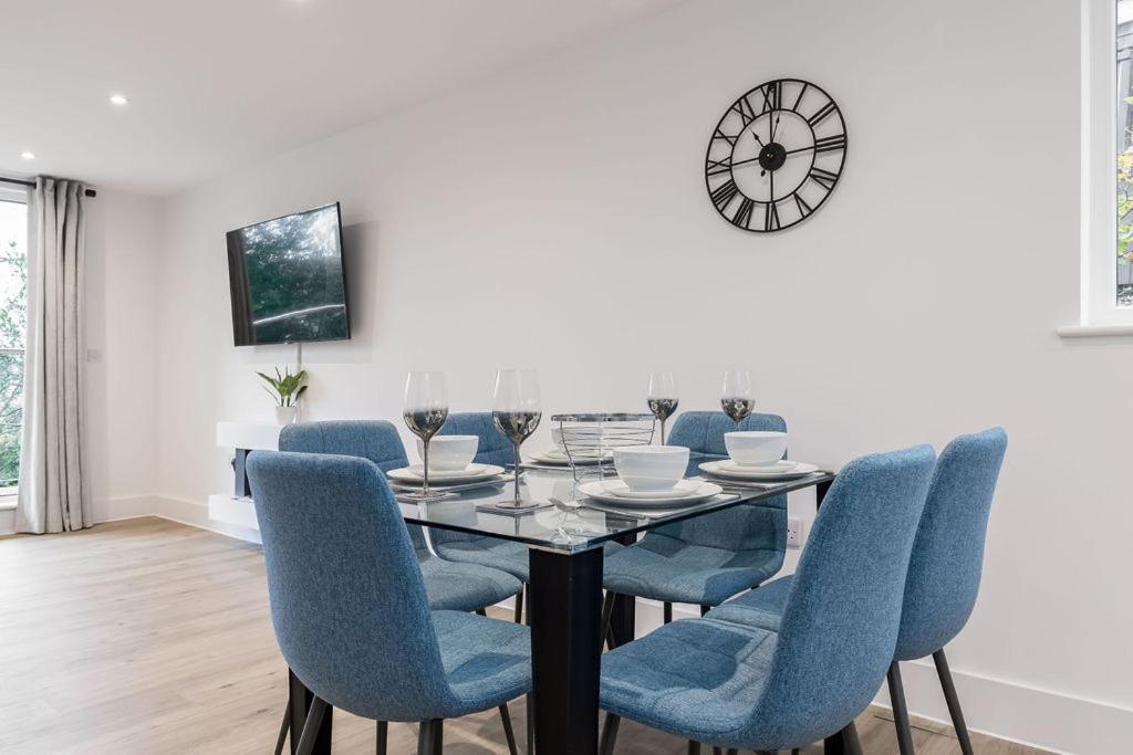 Apartment Stylish Town Centre Apartment, W Parking, Nr